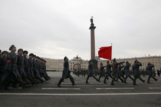 Репетиция парада Победы на Дворцовой площади в Санкт-Петербурге