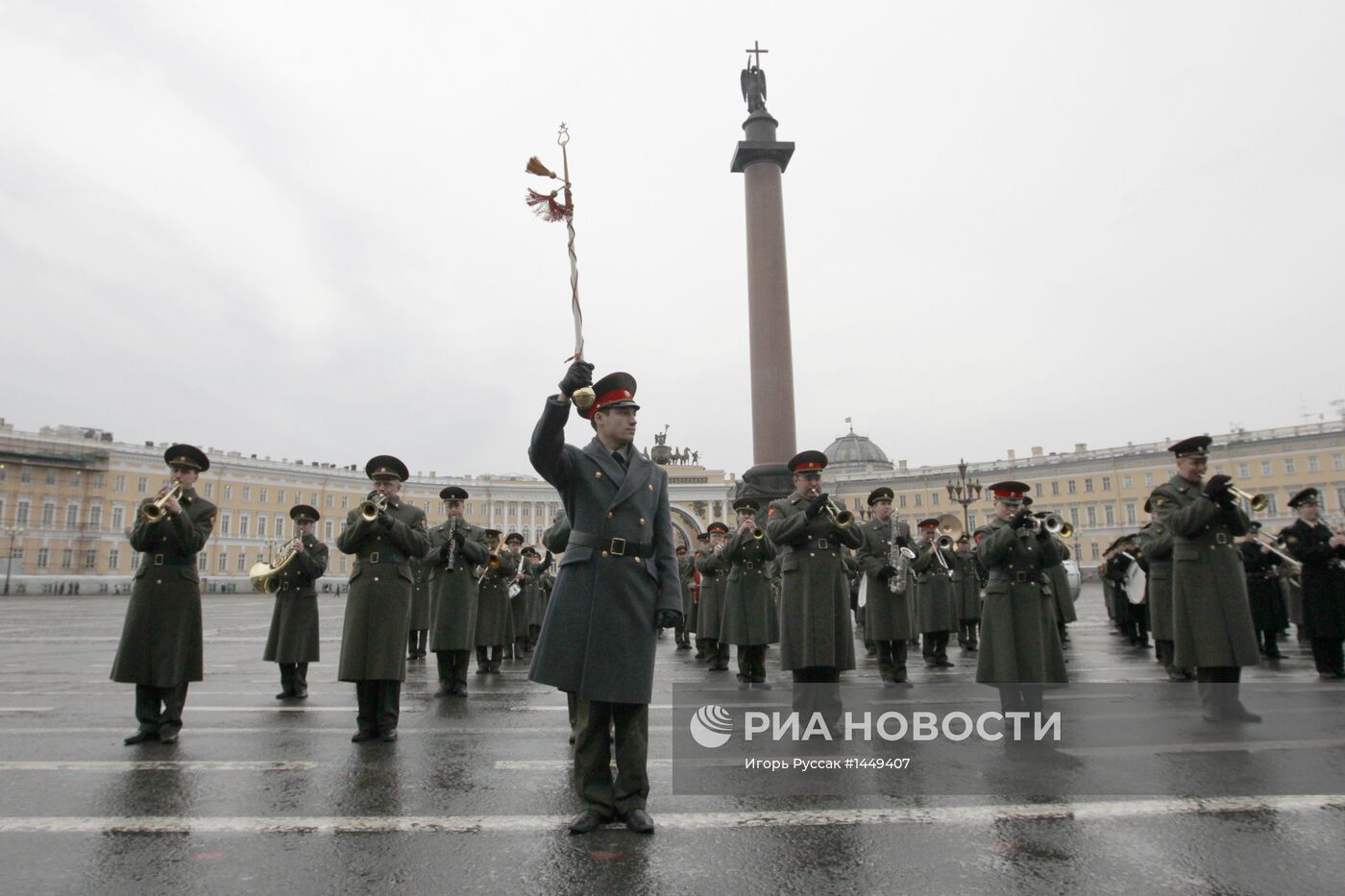 Репетиция парада Победы на Дворцовой площади в Санкт-Петербурге