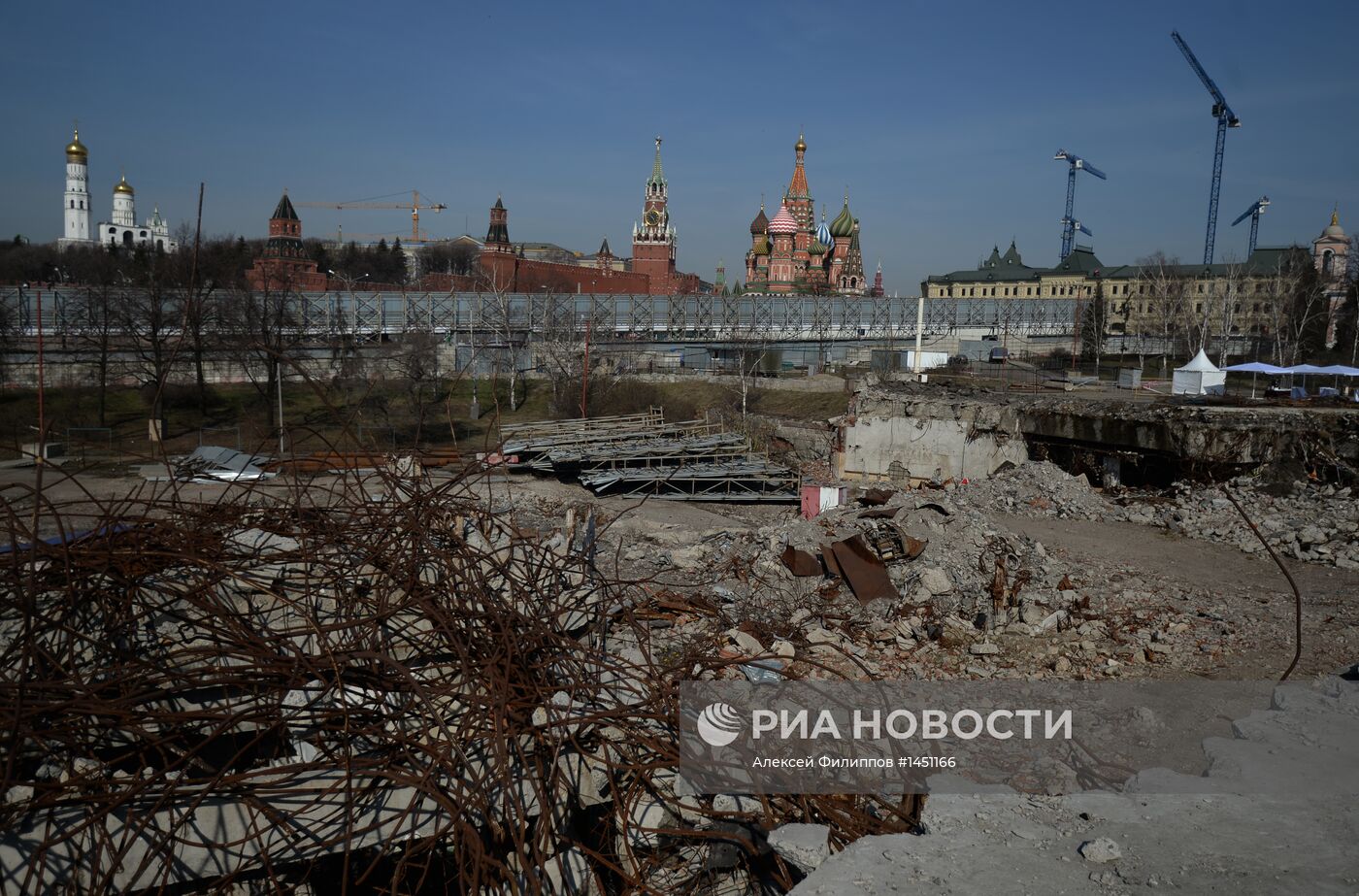 Пустырь на месте гостиницы "Россия"