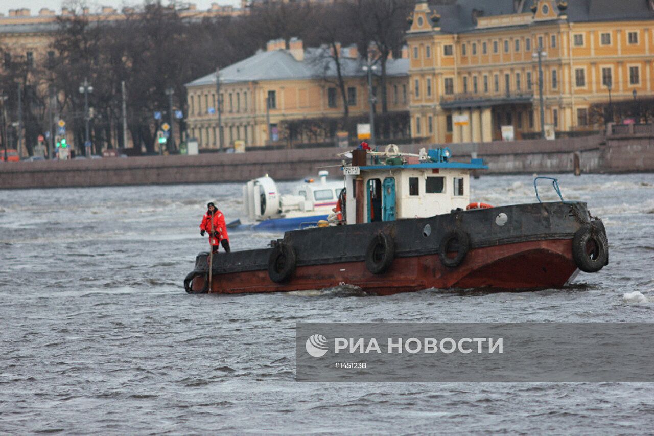 В Санкт-Петербурге затонул буксировочный катер