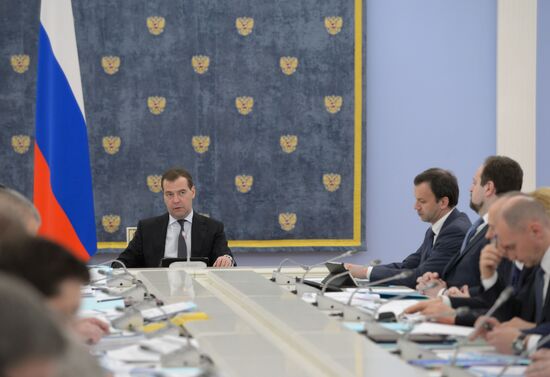 Д.Медведев провел заседание правительственной комиссии в Горках