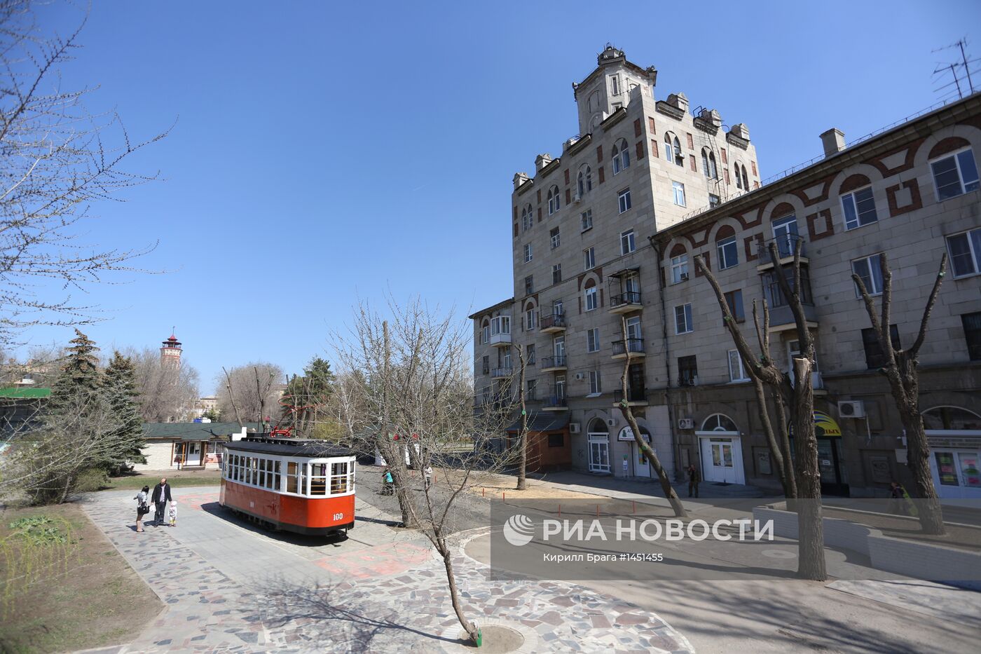 В Волгограде установили памятник трамваю