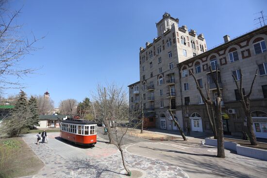 В Волгограде установили памятник трамваю