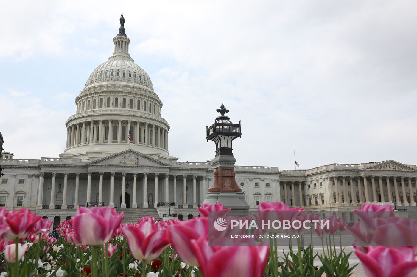 Капитолий в дни национального траура в Америке