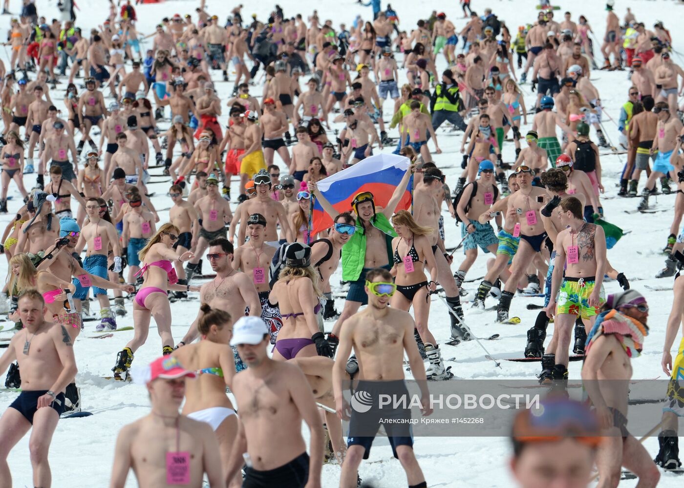 Массовый горнолыжный спуск в бикини