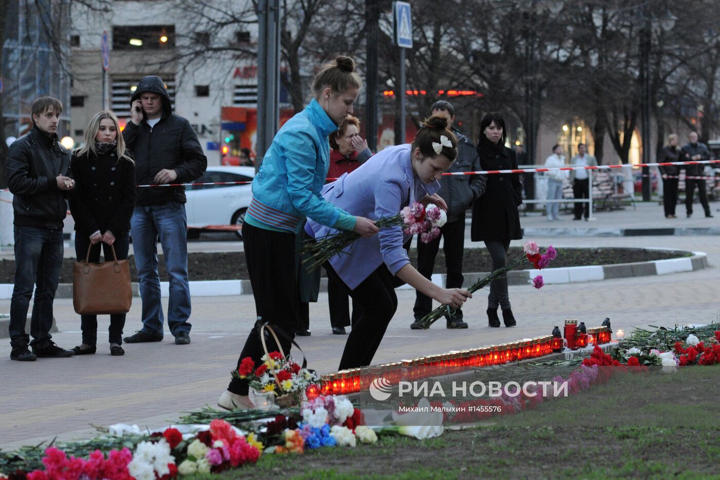 Цветы у места стрельбы на Народном бульваре в Белгороде
