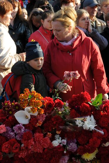 Цветы у места стрельбы на Народном бульваре в Белгороде
