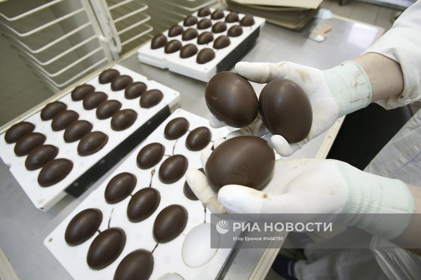 Производство сувенирных шоколадных яиц к Пасхе