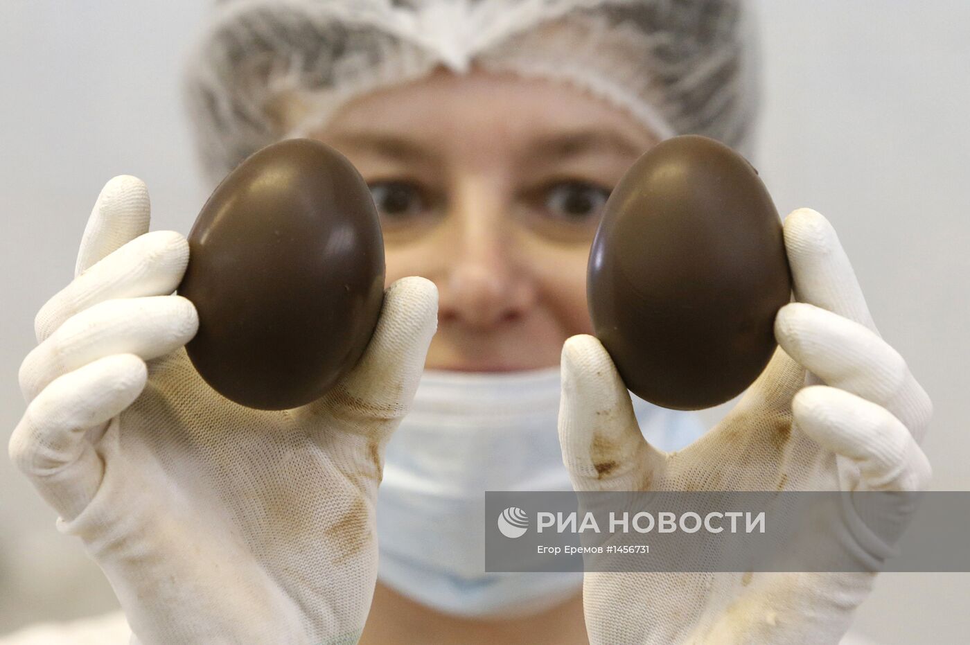 Производство сувенирных шоколадных яиц к Пасхе