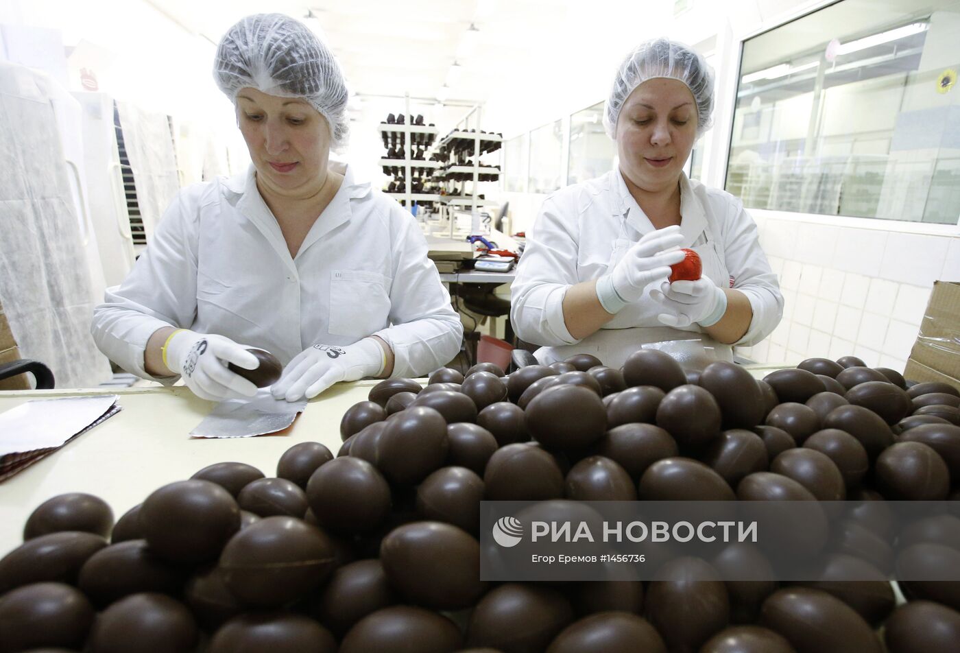 Производство сувенирных шоколадных яиц к Пасхе