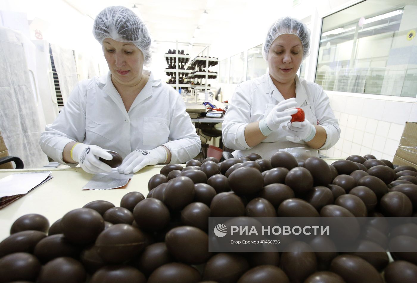 Производство сувенирных шоколадных яиц к Пасхе