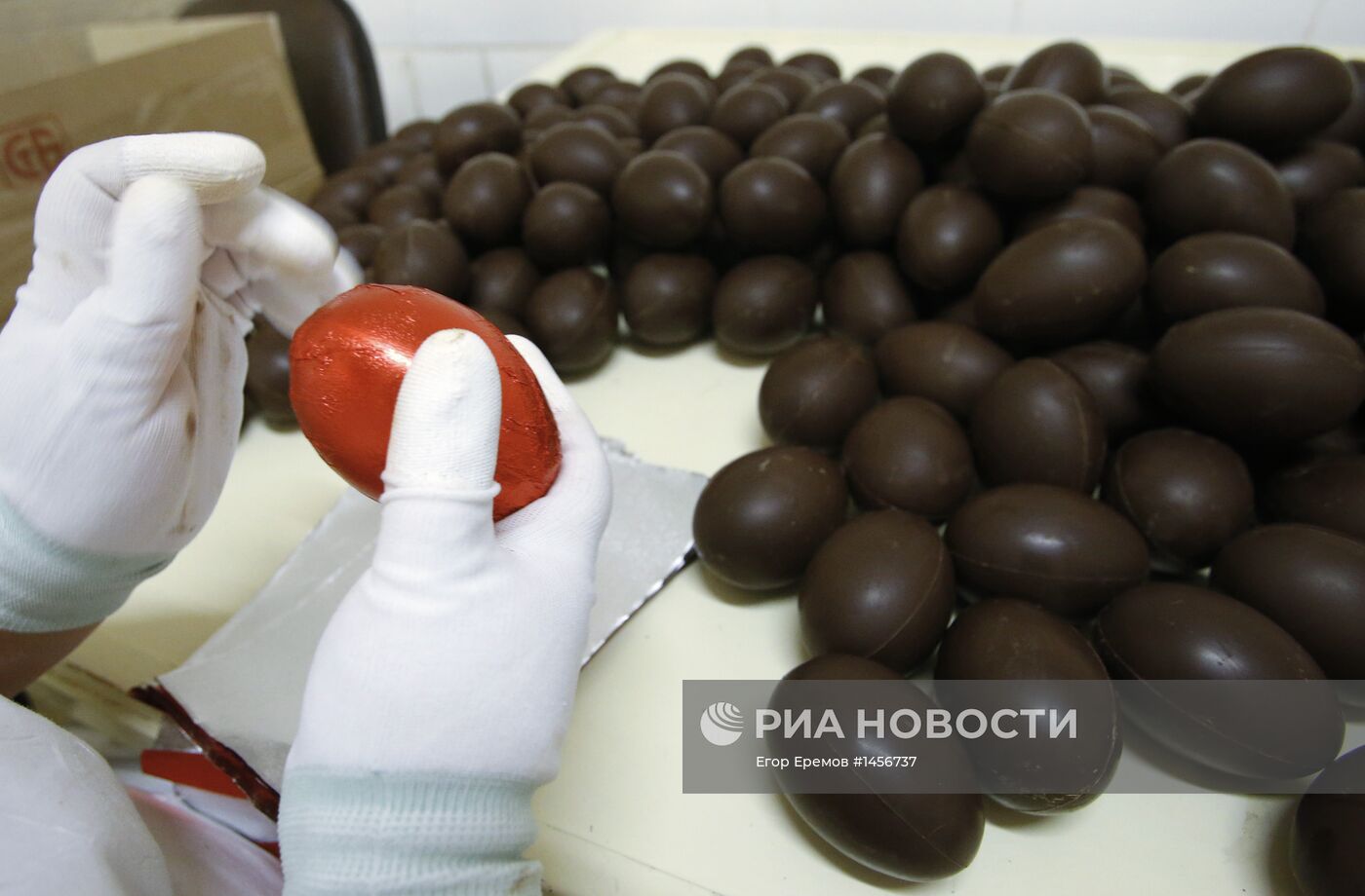 Производство сувенирных шоколадных яиц к Пасхе