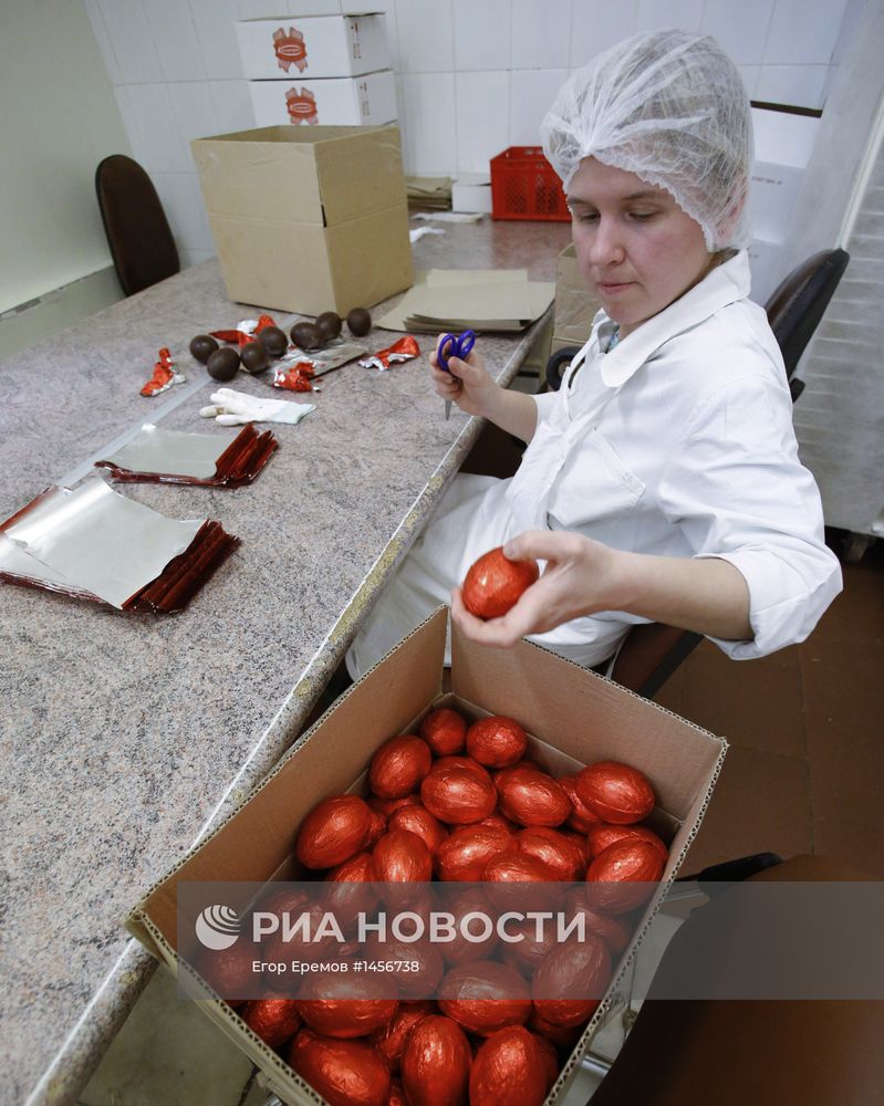 Производство сувенирных шоколадных яиц к Пасхе