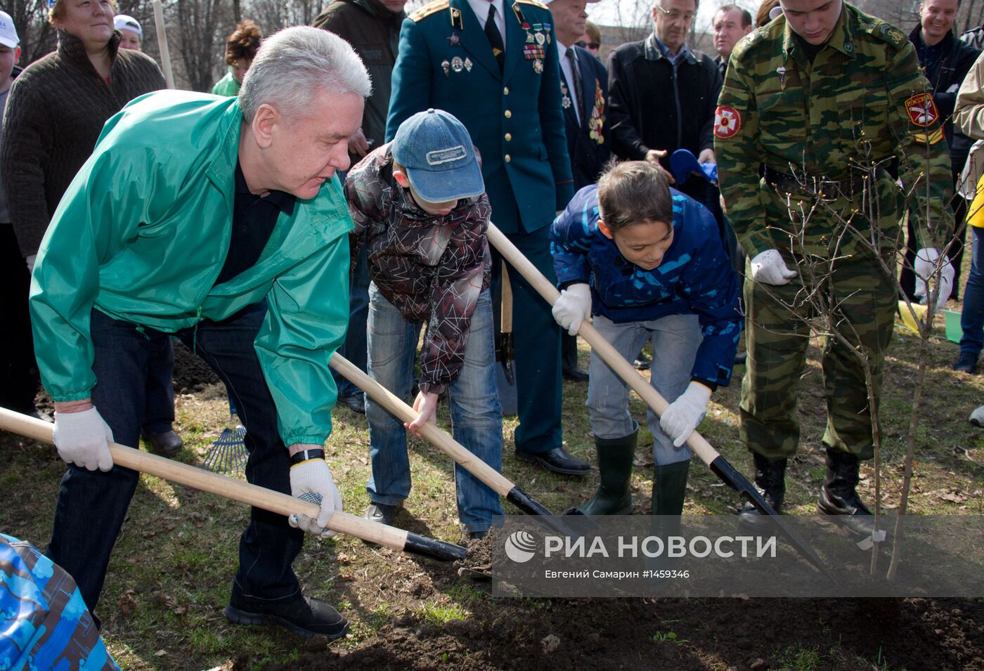 С.Собянин на субботнике в столичном районе Отрадное