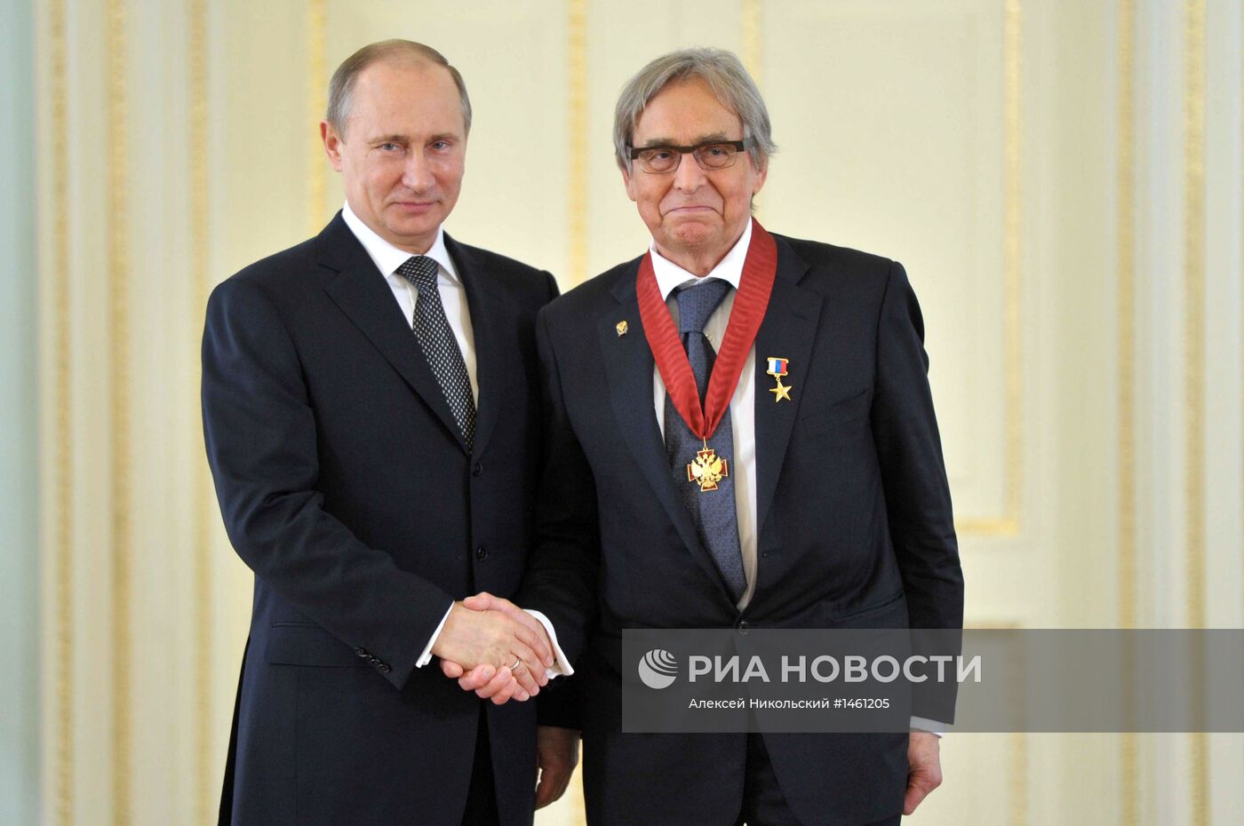 В. Путин вручил награды Героям Труда
