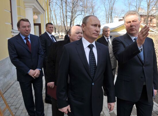В.Путин посетил Дом ветеранов сцены им.М.Г.Савиной