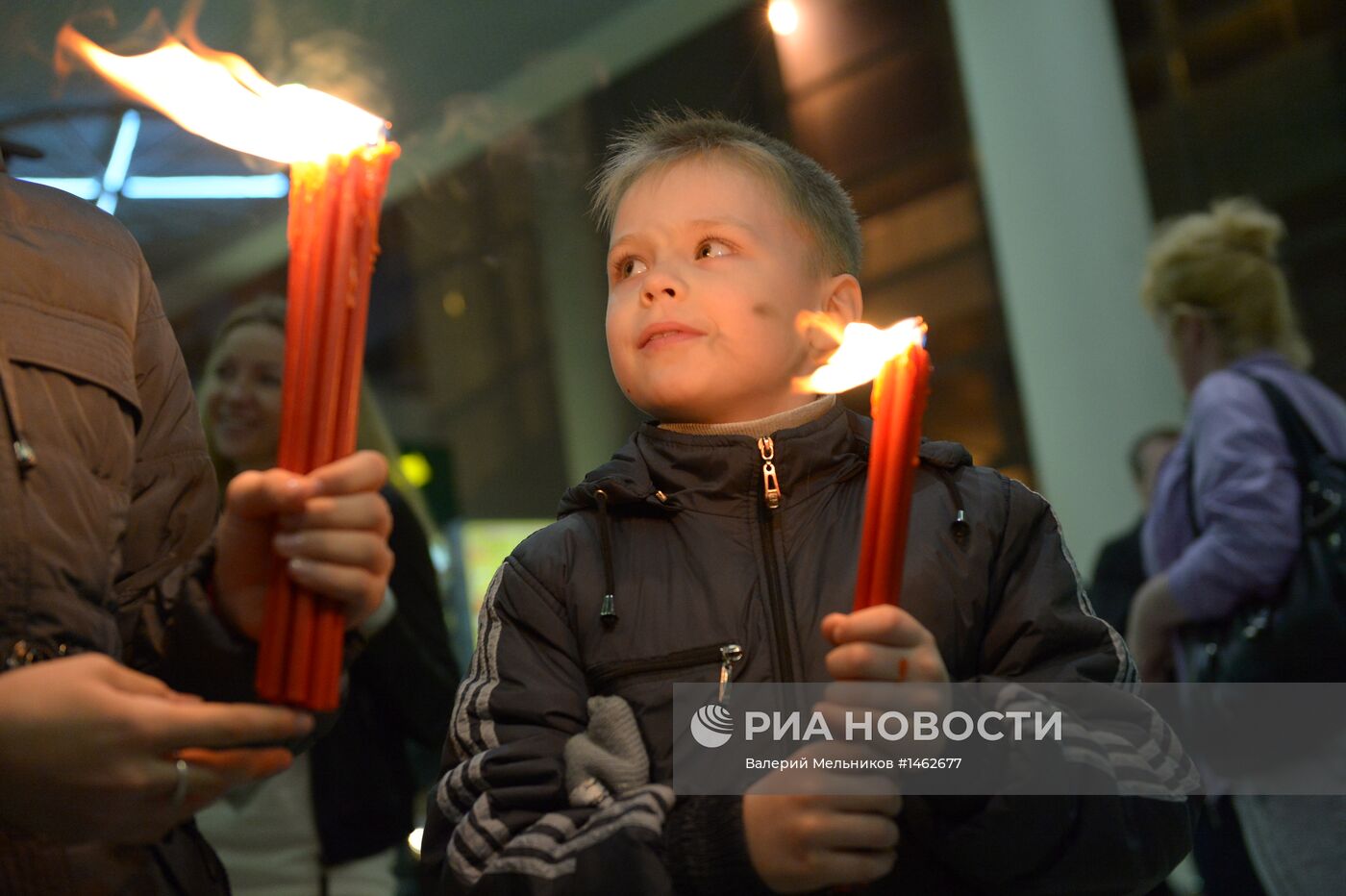 Благодатный огонь из Иерусалима встречают в аэропорту "Внуково"