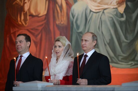 В.Путин и Д.Медведев на пасхальном богослужении