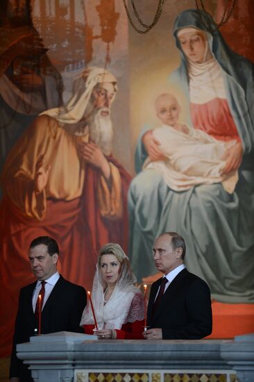 В.Путин и Д.Медведев на пасхальном богослужении