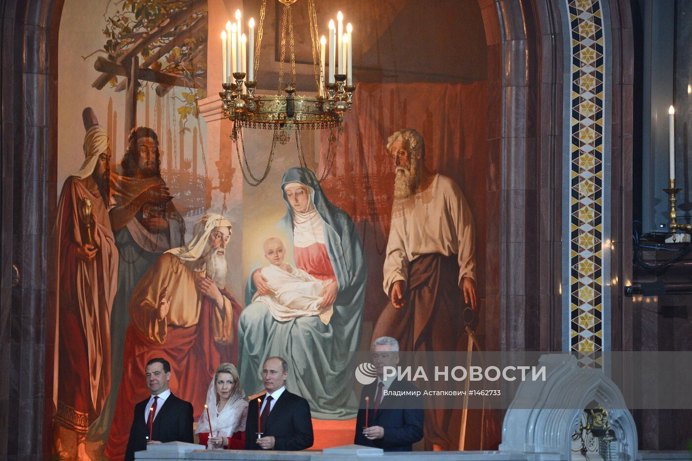В.Путин и Д.Медведев на пасхальном богослужении