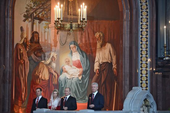 В.Путин и Д.Медведев на пасхальном богослужении