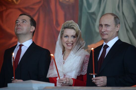 В.Путин и Д.Медведев на пасхальном богослужении