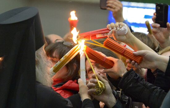Благодатный огонь из Иерусалима встречают в аэропорту "Внуково"