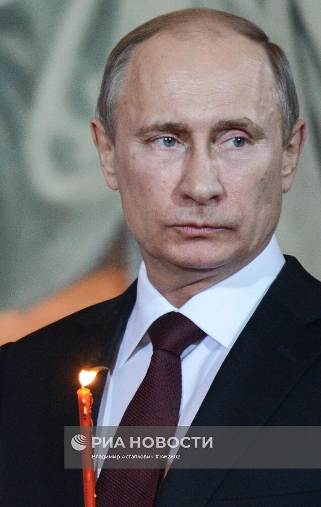 В.Путин на пасхальном богослужении