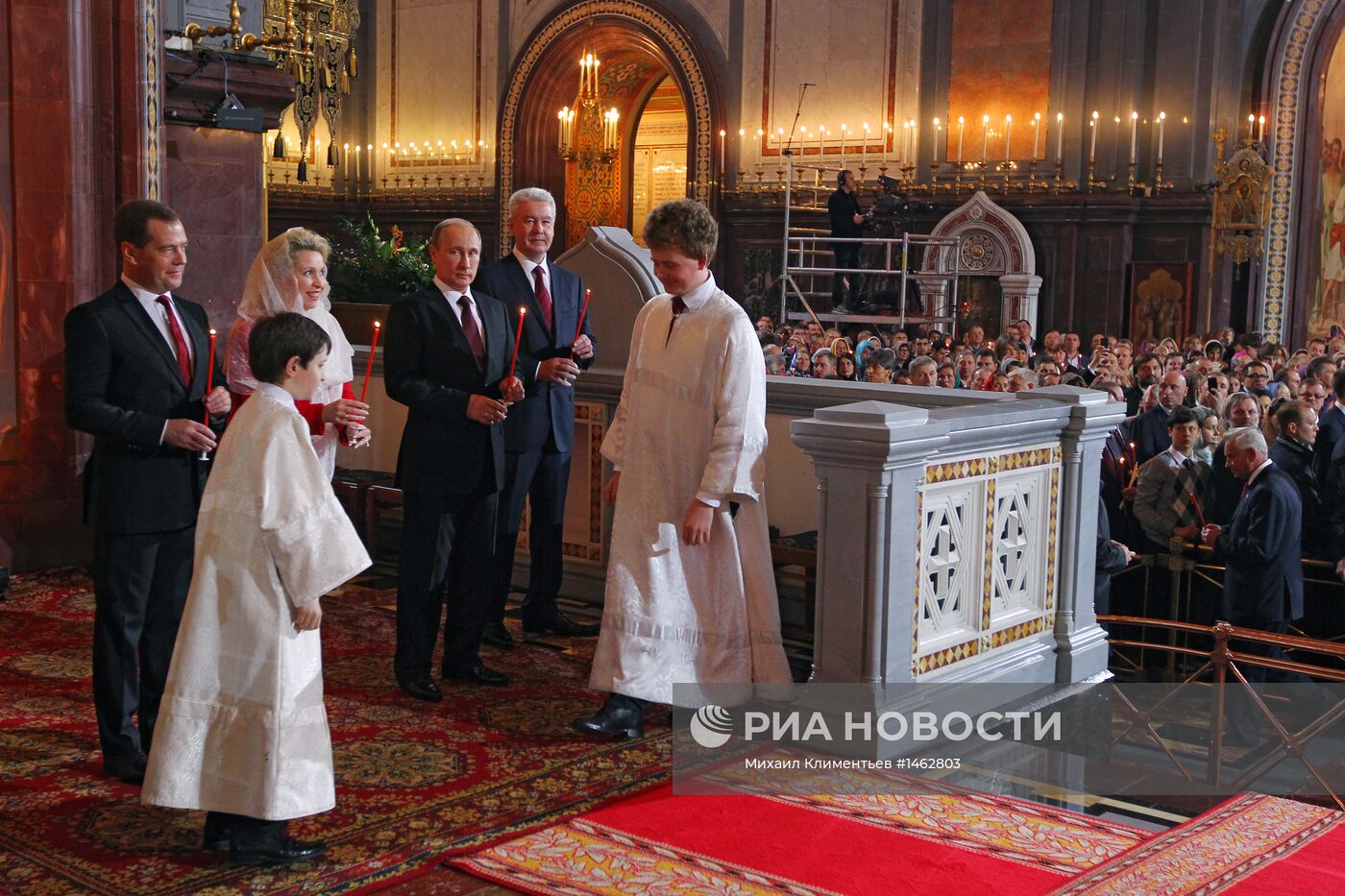 В.Путин и Д.Медведев на пасхальном богослужении