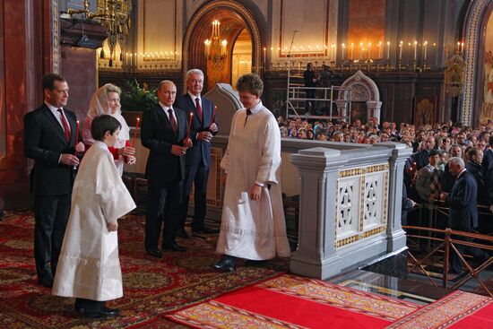 В.Путин и Д.Медведев на пасхальном богослужении