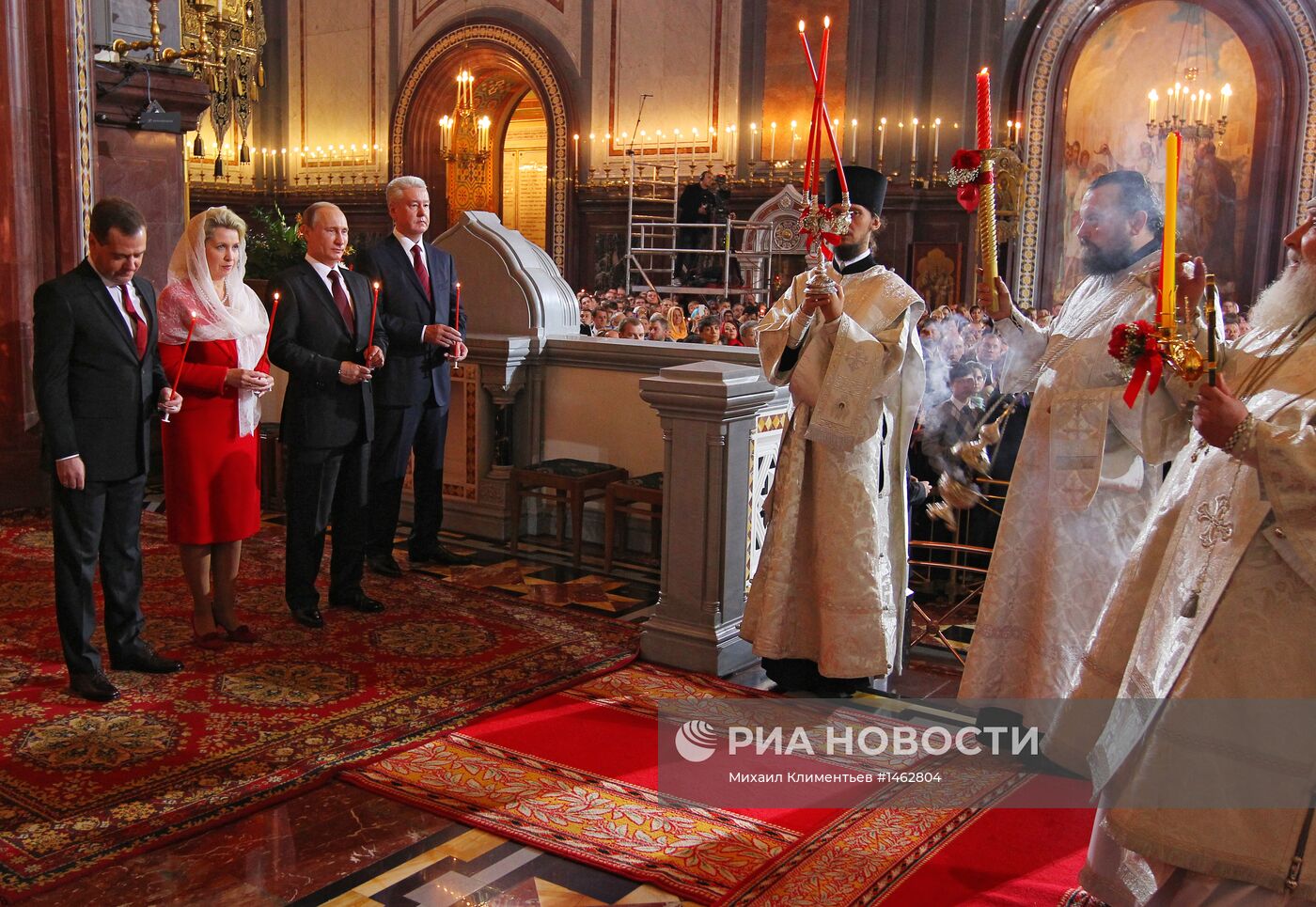 В.Путин и Д.Медведев на пасхальном богослужении