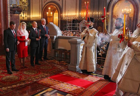 В.Путин и Д.Медведев на пасхальном богослужении