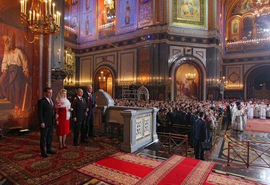 В.Путин и Д.Медведев на пасхальном богослужении