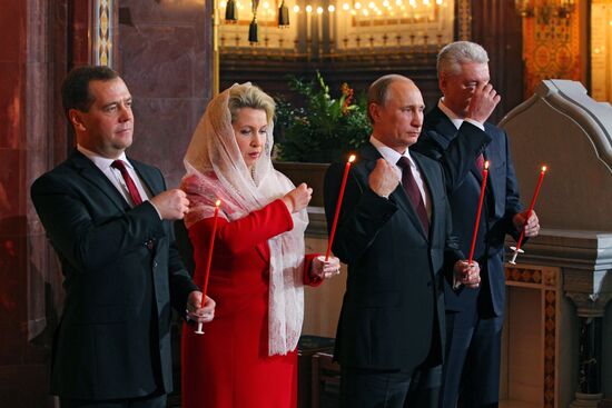 В.Путин и Д.Медведев на пасхальном богослужении