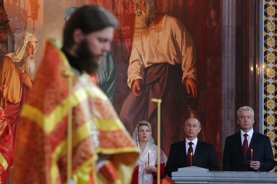 В.Путин и Д.Медведев на пасхальном богослужении