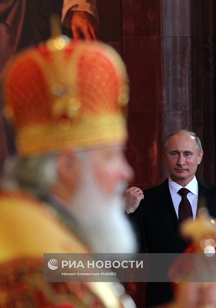 В.Путин на пасхальном богослужении