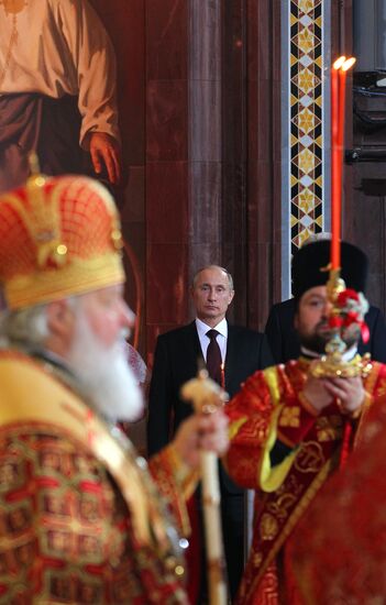 В.Путин на пасхальном богослужении