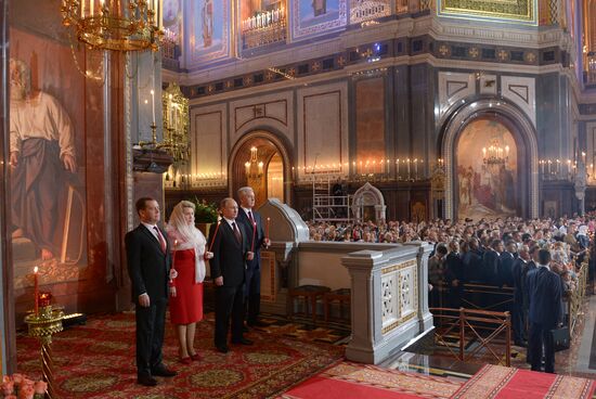 В.Путин, Д.Медведев и С.Собянин на пасхальном богослужении