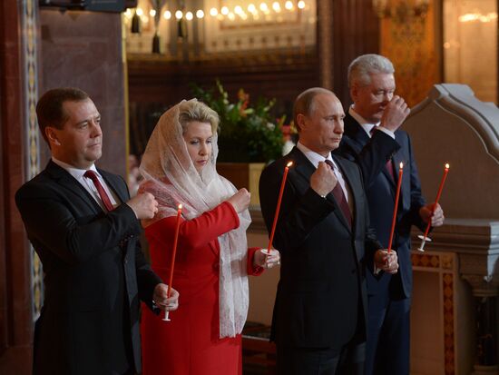 В.Путин и Д.Медведев на пасхальном богослужении