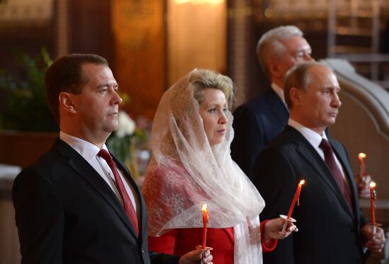 В.Путин, Д.Медведев и С.Собянин на пасхальном богослужении