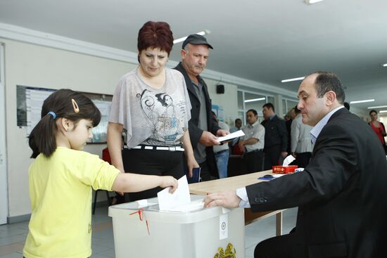 В Ереване проходят выборы в Совет Старейшин
