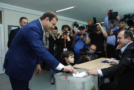В Ереване проходят выборы в Совет Старейшин