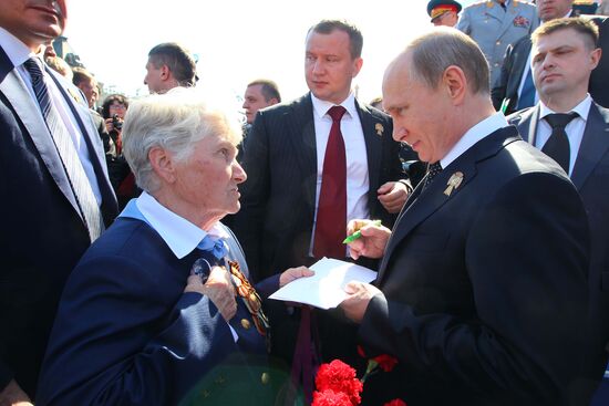 В.Путин и Д.Медведев на параде на Красной площади