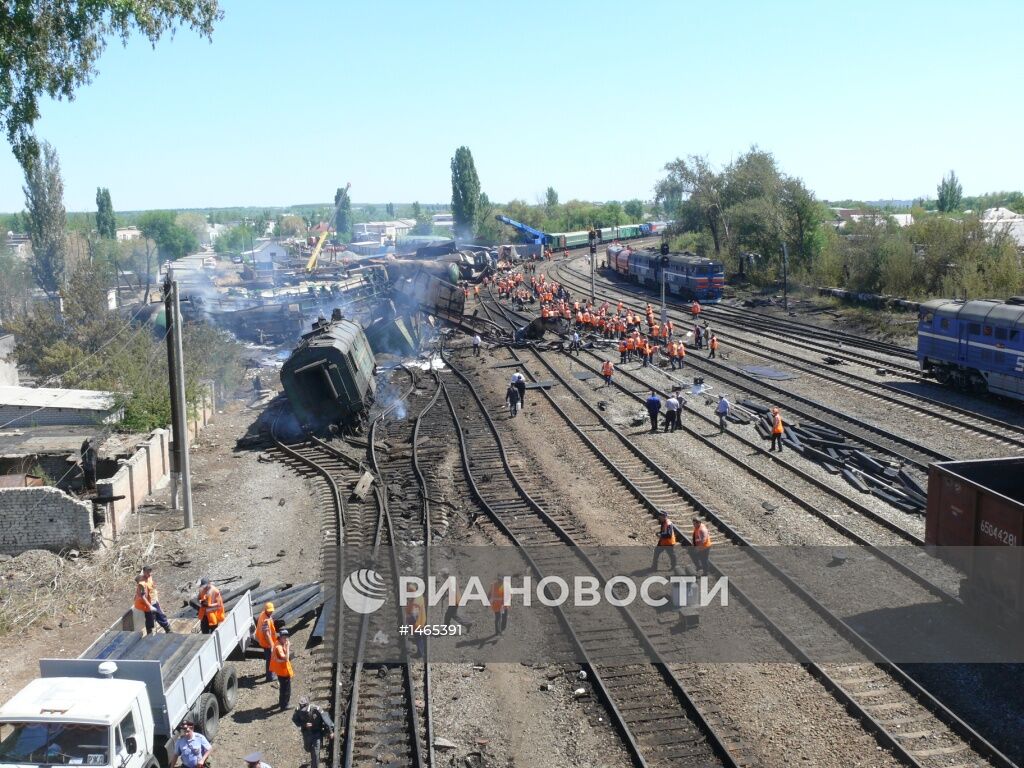 Под Ростовом сошли с рельс и загорелись цистерны