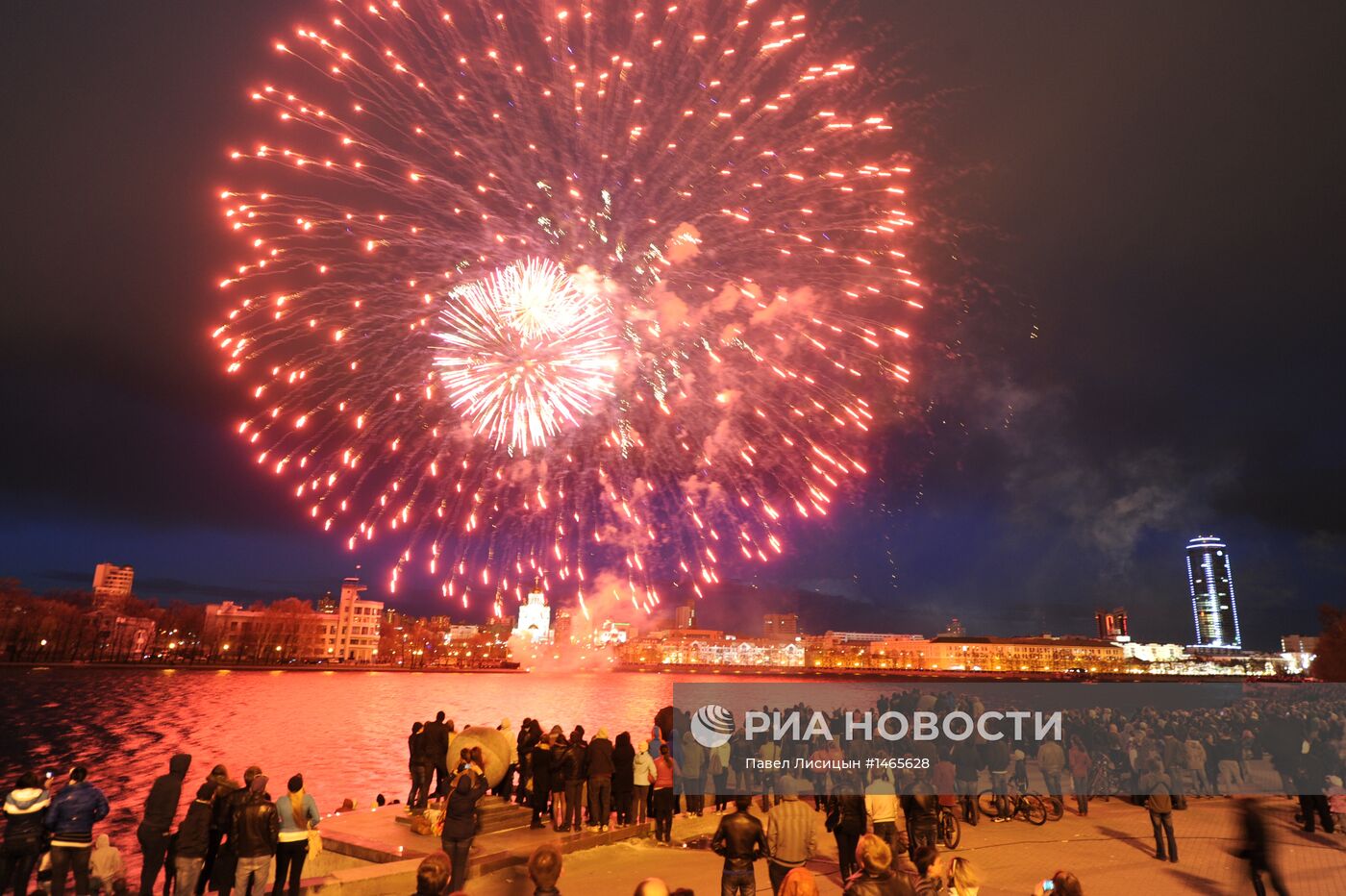 Праздничный салют в честь Дня Победы в Екатеринбурге