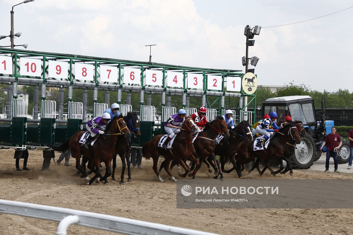 Открытие скакового сезона на Центральном Московском ипподроме