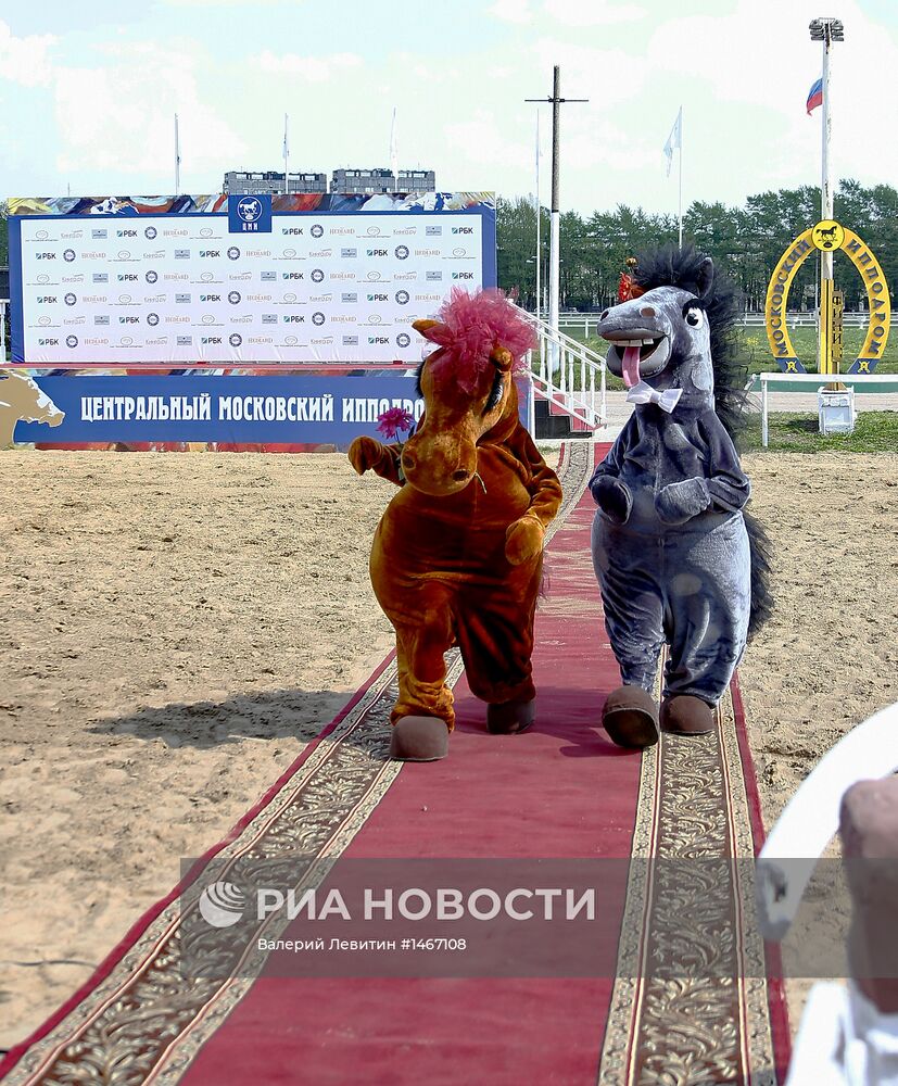 Открытие скакового сезона на Центральном Московском ипподроме