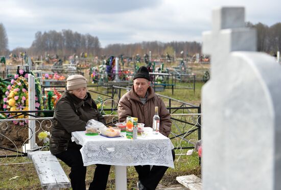 Посещение кладбищ в день Радоницы