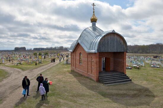 Посещение кладбищ в день Радоницы