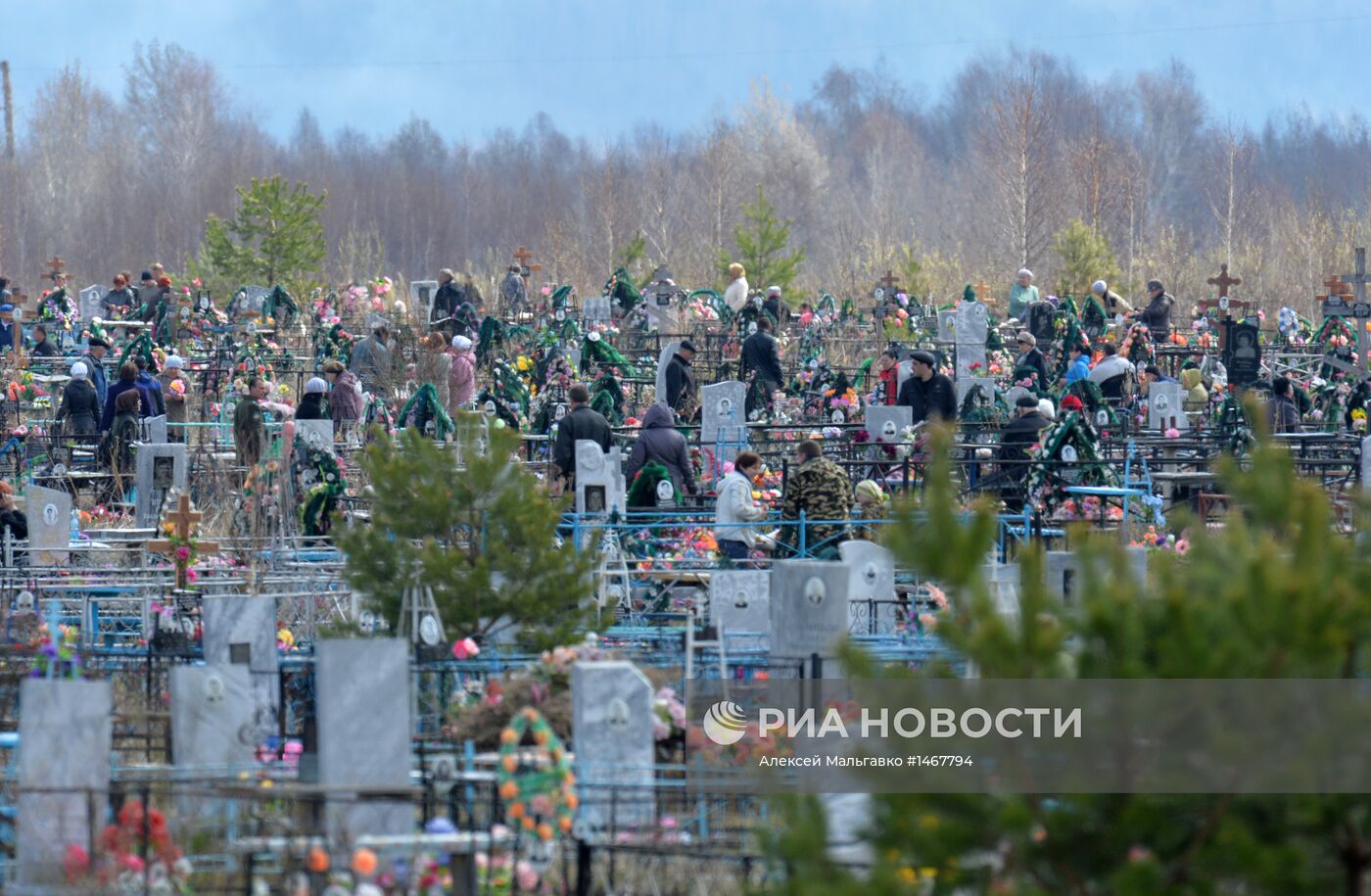 Посещение кладбищ в день Радоницы